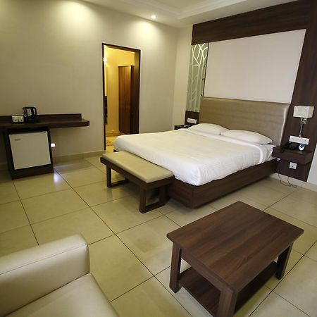 Vels Hotel ポンディシェリ エクステリア 写真