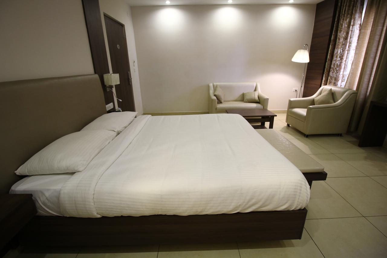 Vels Hotel ポンディシェリ エクステリア 写真