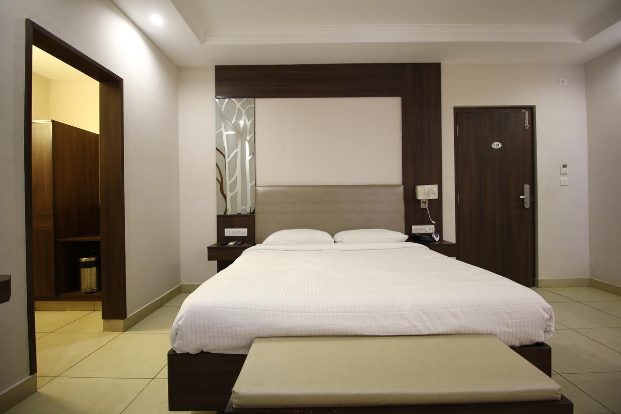 Vels Hotel ポンディシェリ エクステリア 写真